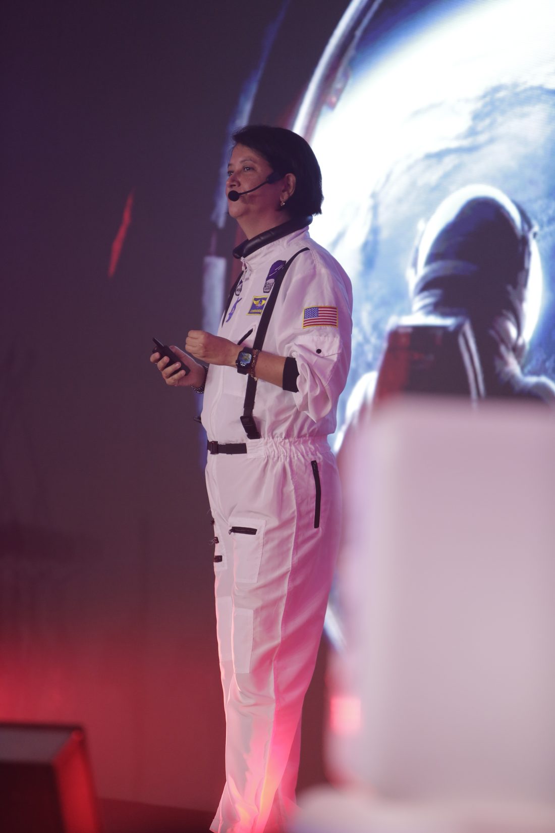 Leka Hattori no palco com projeção de astronauta ao fundo